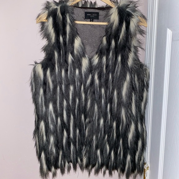 Romeo + Juliet Faux Fur Vest - Picture 6 of 7